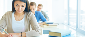 Estudiantes aplicando examen