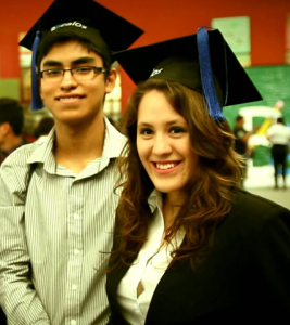 Estudiantes hispanos sonriendo