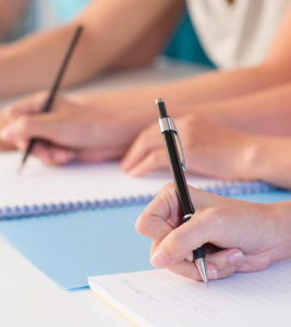 Escribiendo en libreta