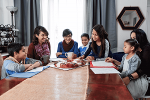 Familia compartiendo la mesa