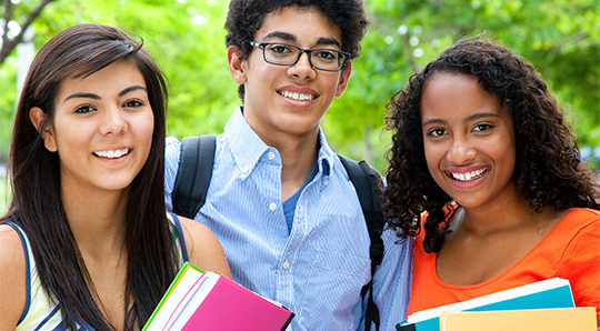 Estudiantes sonriendo Estudiantes sonriendo