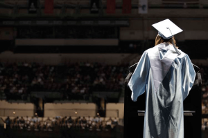 Estudiante dando discurso de graduación