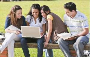 Jóvenes estudiando