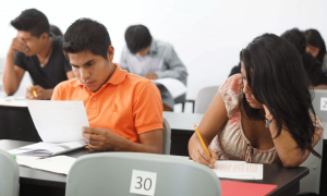 Estudiantes hispanos aplicando examen