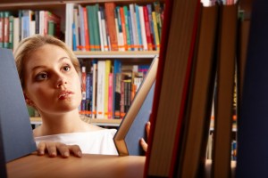 Muchacha en librería