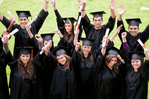 Estudiantes graduándose